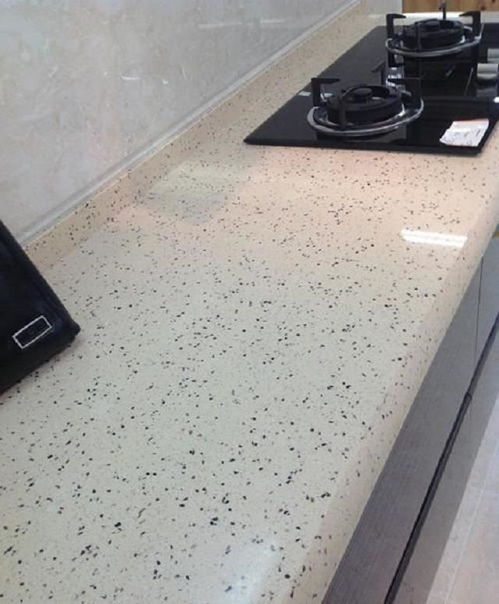 廚房臺面選石英石還是人造石？我家裝修差點選錯，幸好及時了解區別